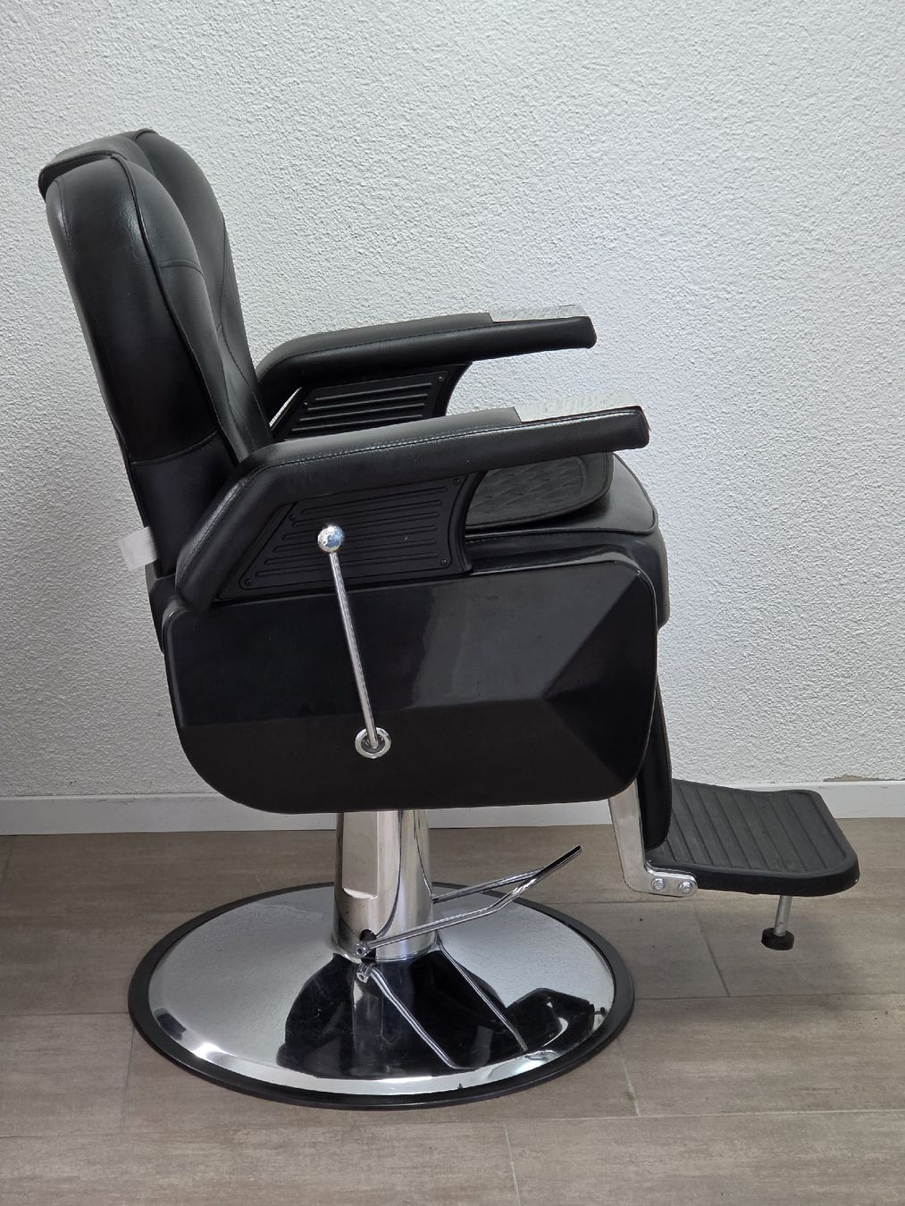 Vidaxl Poltrone: Barber- Friseurstuhl höhenverstellbar.. – Usato da Bischofszell venduto da Malabi 1