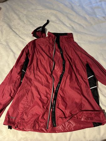 Montane Ladies' Red Regenjacke in 36/38 fällt wie 40