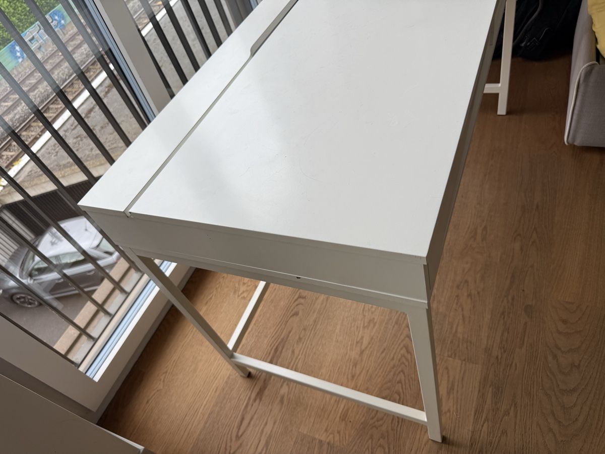 Tavoli: Schreibtisch IKEA weiss 2 Schubladen – Usato da Oberrieden venduto da Sauzer75 2