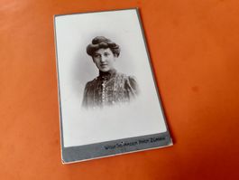 SCHWIIZER JUGEND DAZUMAL - JUNGI FRAU mit HüETLI - ZUERICH
