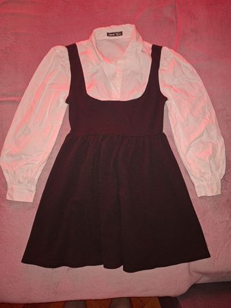 Robe avec chemise blanche, taille S 