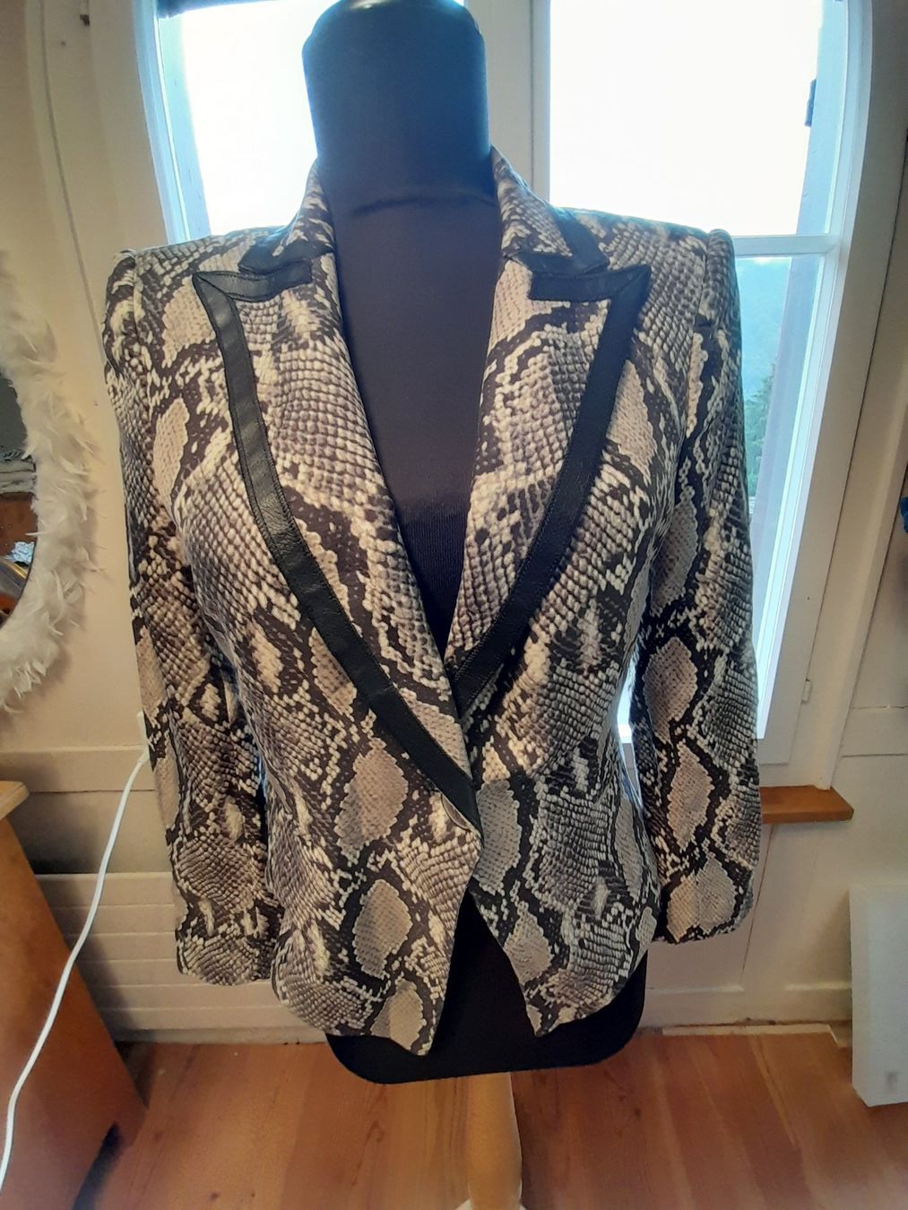 Zara Giacche: Blazer aus Seide im Schlangendesign S – Usato da Leuggelbach venduto da schmetterlings-fee