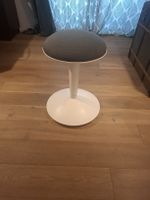 HOCKER•IKEA NILSERIK •Weiss mit grauem Polster•mit Federung