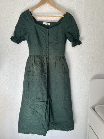 Dunkelgrünes, besticktes Baumwollkleid mit zwei Lagen