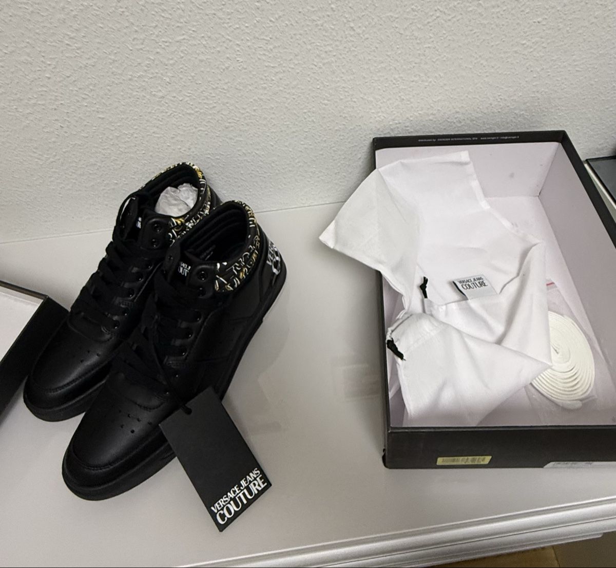 Versace Kleiderpakete: Versace Jeans Couture Schuhe OVP + Shirt + Pullover – Neu (gemäss Beschreibung) aus Aesch BL von YagizTek 1