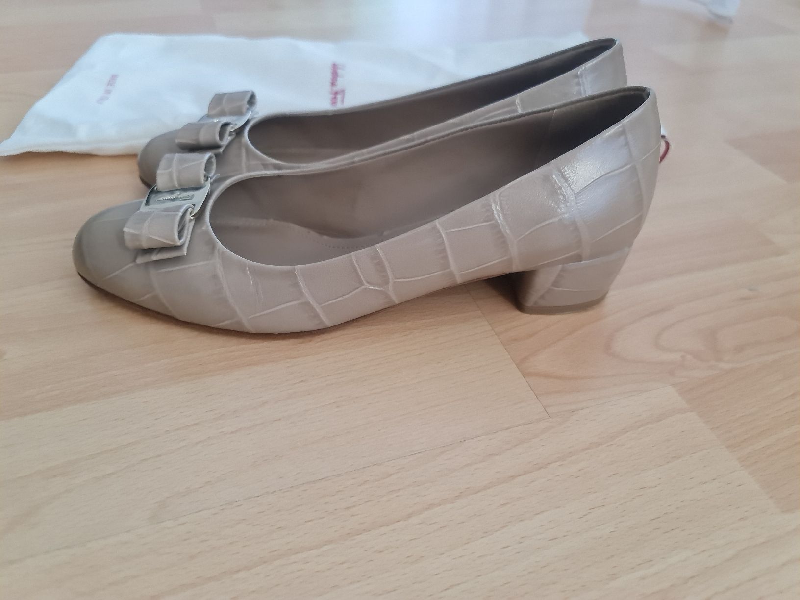 Salvatore Ferragamo Scarpe da donna: Elegante Ferragamo Pumps, Gr. 38, beige – Nuovo (secondo la descrizione) da Ibach venduto da ole_6whn 6