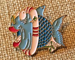 H557 - Pin Fisch mit Rettungsring
