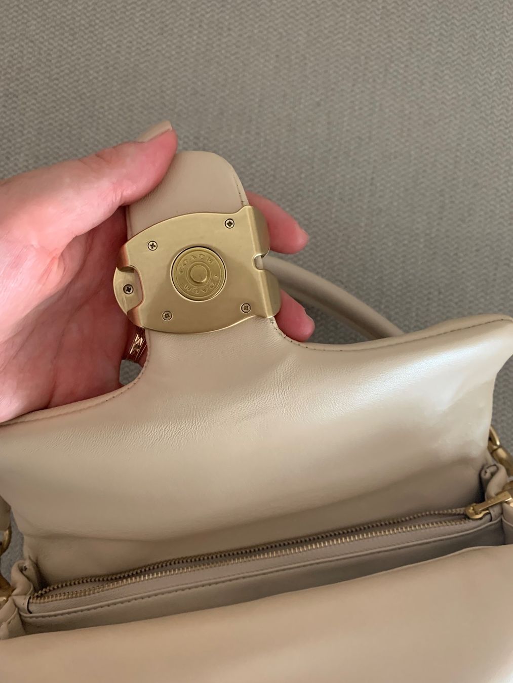 Coach Borse da donna: Coach Handtasche Pillow, beige – Usato da St.Gallen venduto da fromhandtohand 4