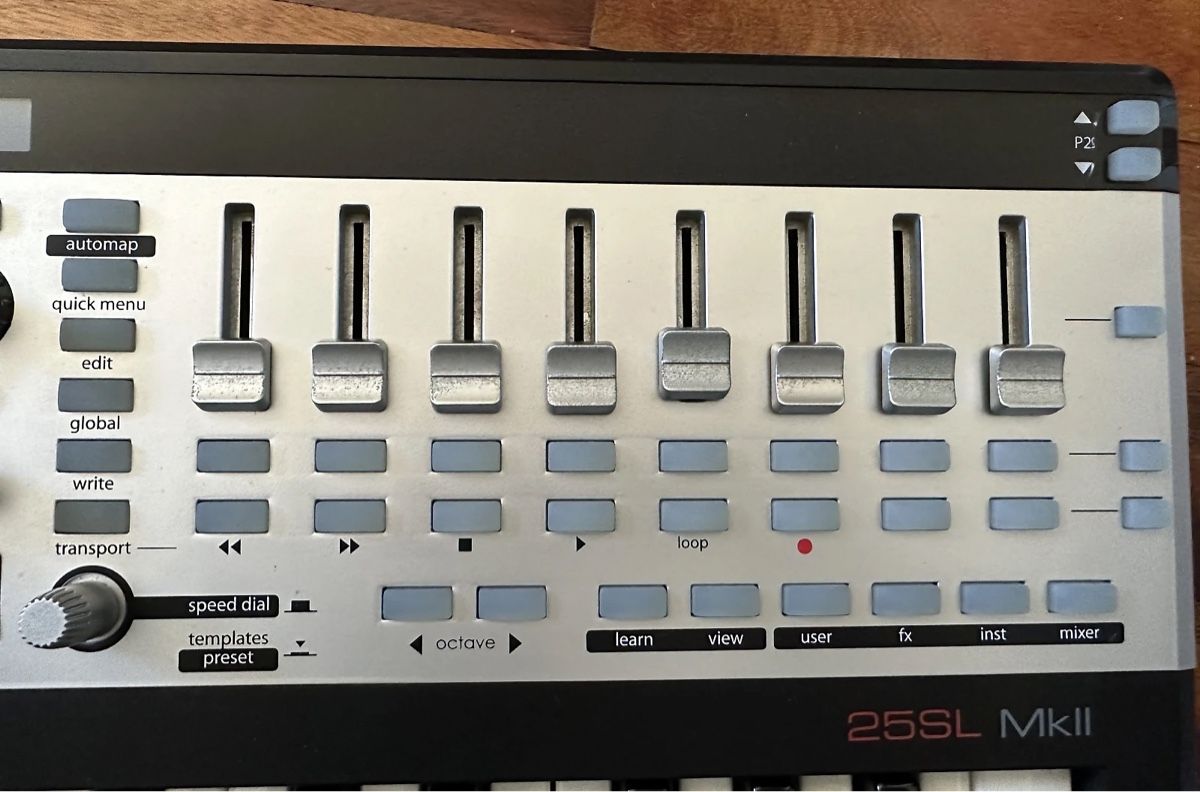 Console di mixaggio: Novation Remote 25 SL MKII , DAW-Controller , MIDI-Controlle – Usato da Trimbach venduto da SABO-61 1