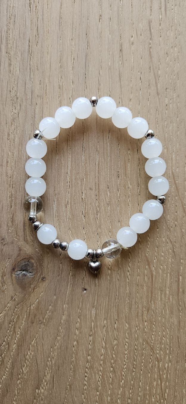 Armbänder & -reifen: Armband weiss mit Herz Anhänger – Gebraucht aus Kesswil von mie_g89p
