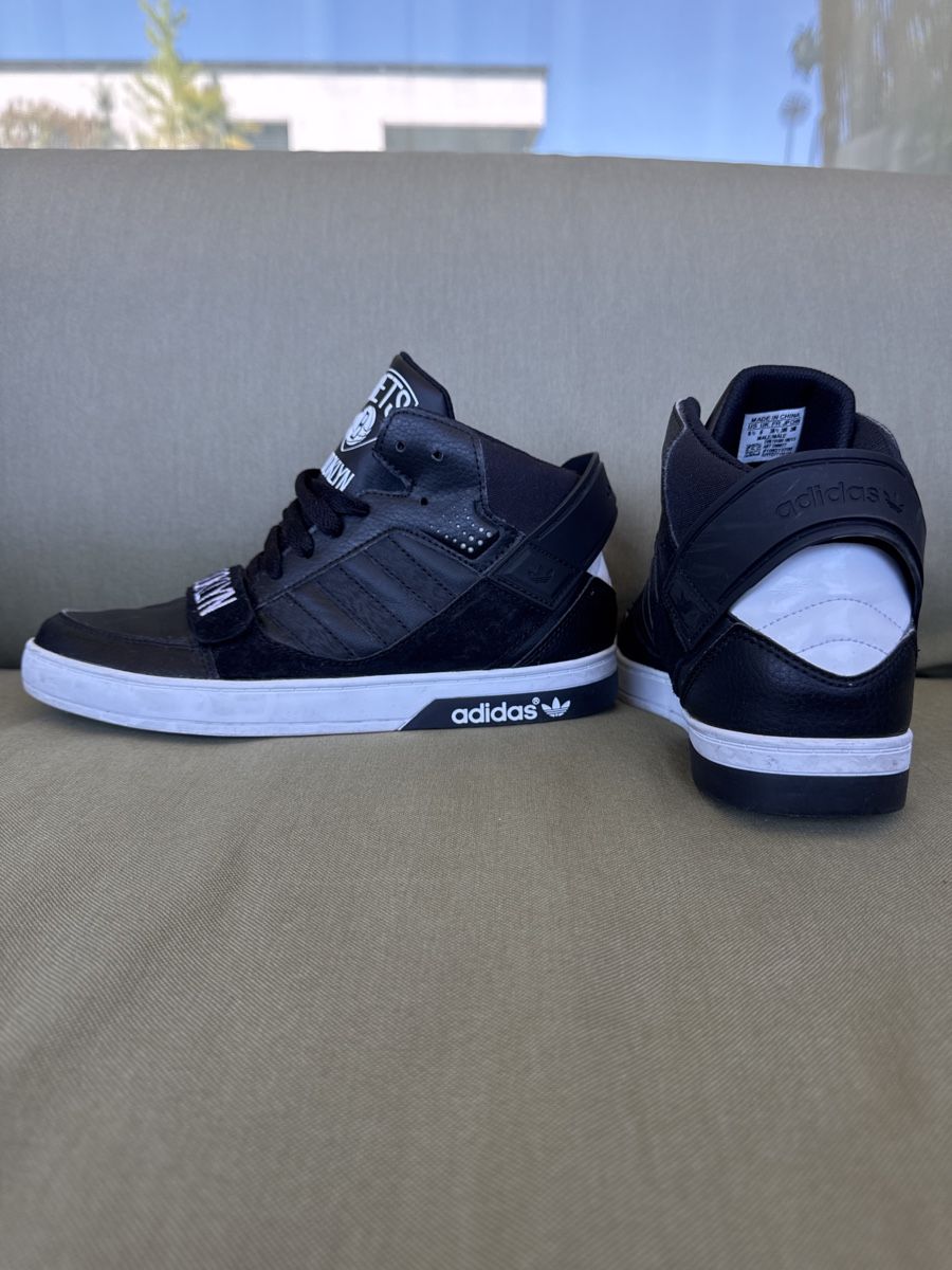 Adidas Scarpe da uomo: Adidas Brooklyn Nets High-Tops, Size 39 1/3 – Nuovo (secondo la descrizione) da Berneck venduto da E_ZLK