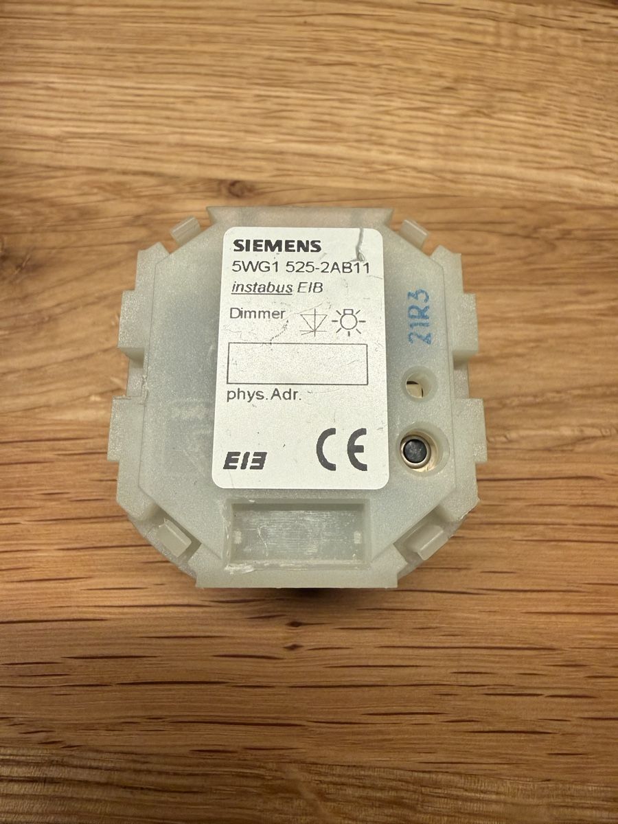 Siemens Interruttori: Siemens Instabus KNX Dimmer 5WG1 525-2AB11 – Usato da Sirnach venduto da theitguy8370