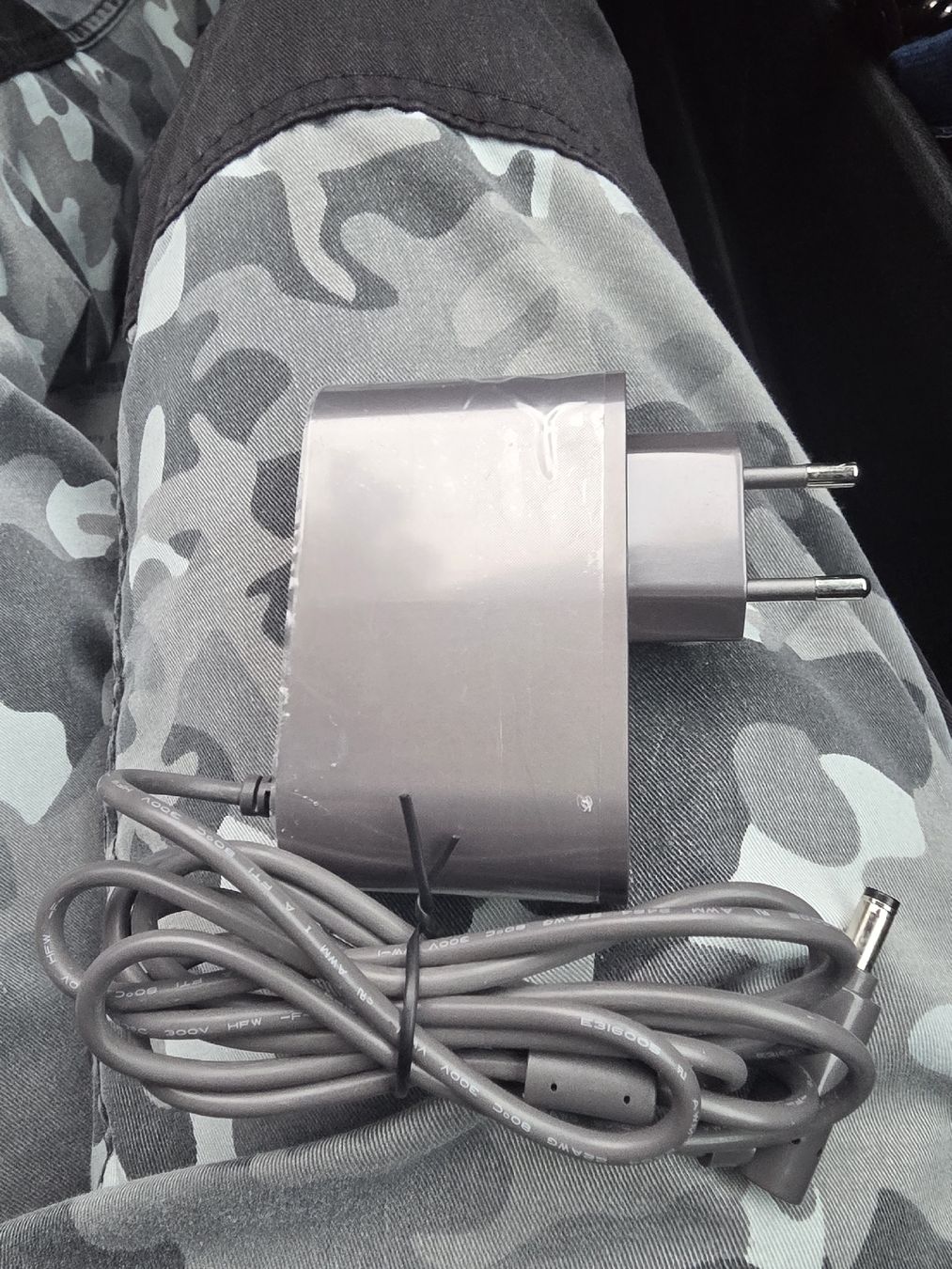 Dyson Ladegeräte: Original Dyson Staubsauger Ladegerät DYS-26.1V-0.8A – Neu und originalverpackt aus Bad Zurzach von Schaeubli-Group