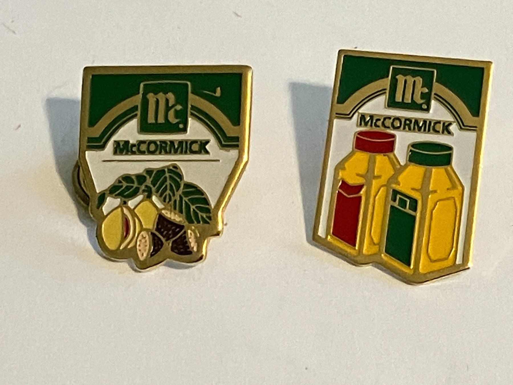 Plaketten & Abzeichen: 2 Pin Mc Cormick – Gebraucht aus Basel von djwwpp