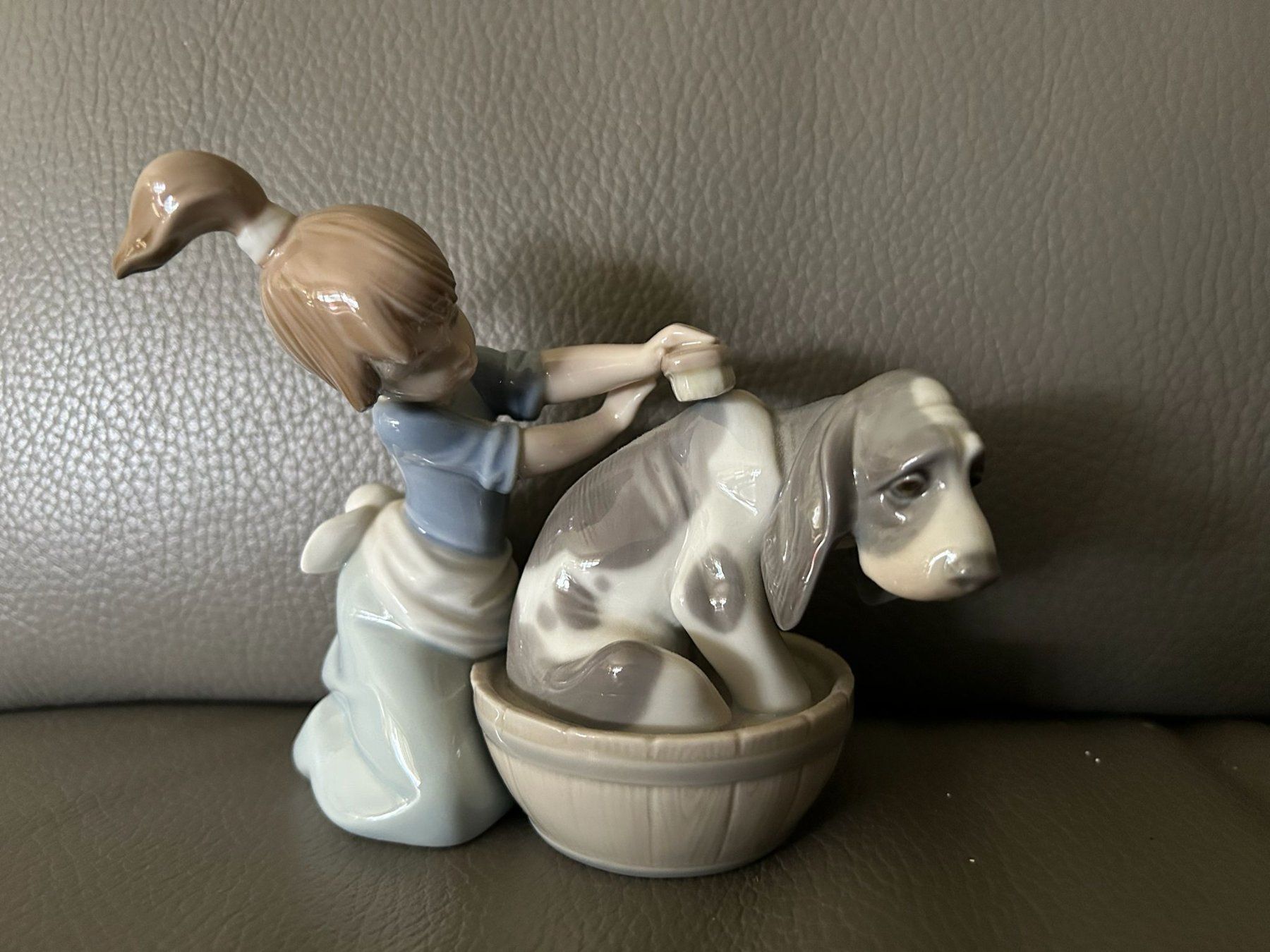Lladro Statuette: Statua Lladro "bimba toeletta cane" – Usato da Melano venduto da H-Sara