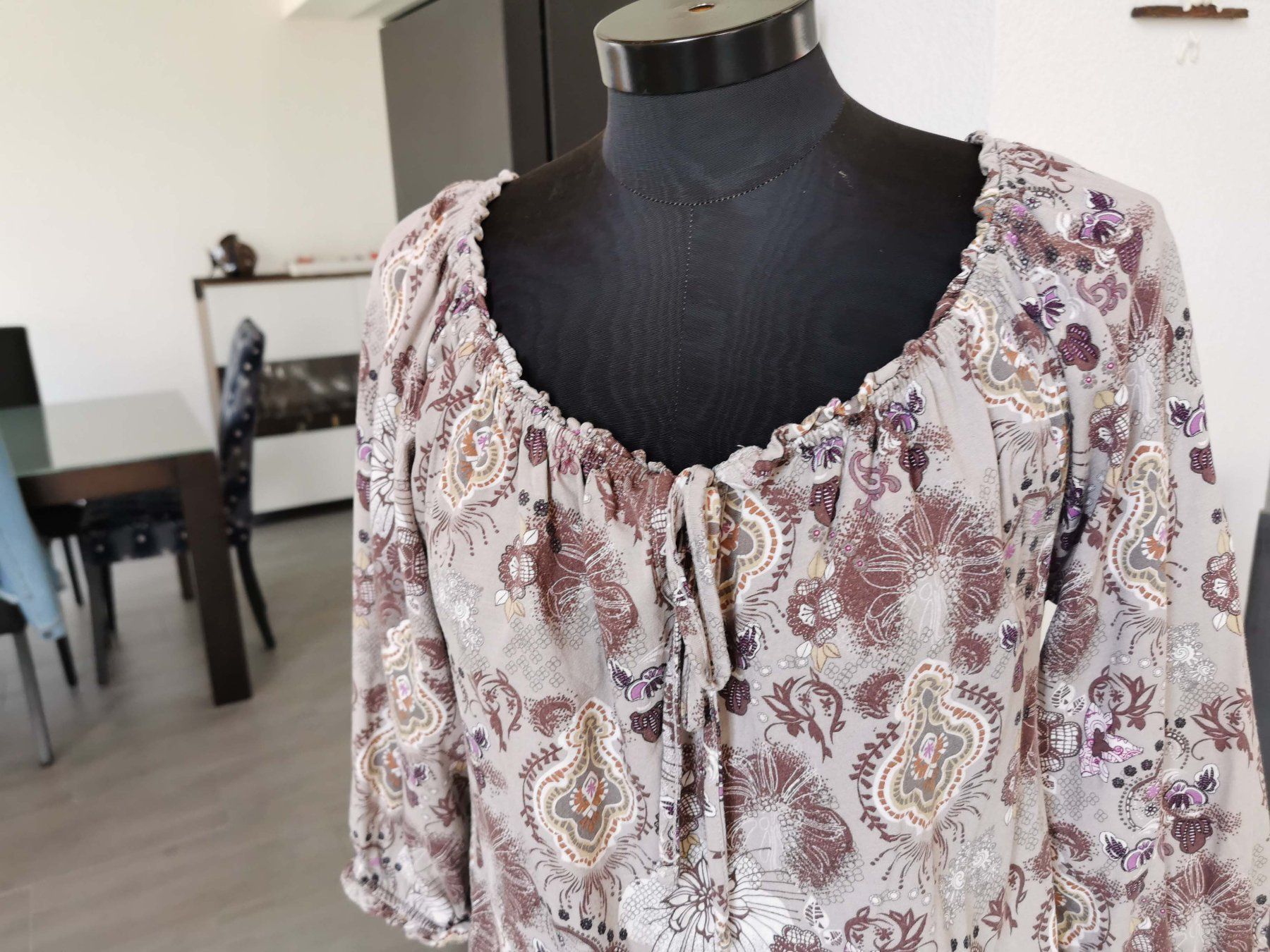 Camicette: Spezielle Bluse mit weitem Ausschnitt – Usato da Wil  AG venduto da Kfloh 1