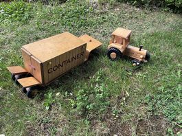 Traktor mit Auflieger und Container der Firma Fröbel /DDR 