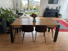 Esstisch MANCHESTER von home24 + Sitzbank – Massivholz Akazi