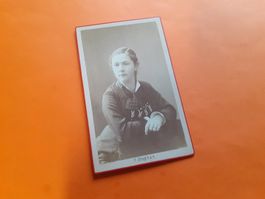 SCHWIIZER JUGEND DAZUMAL - JUNGI UUFGWECKTI FRAU -WINTERTHUR