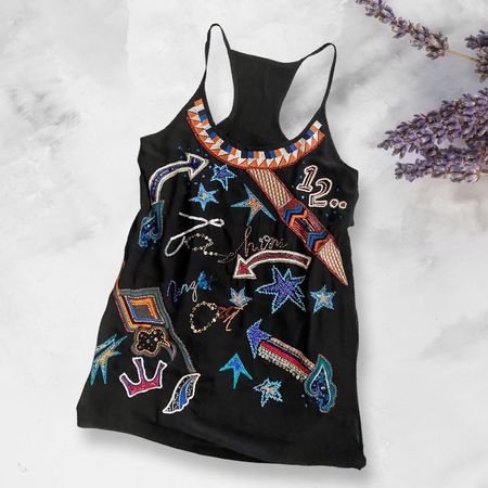 Neues Kleid mit Pailletten und Stickerei