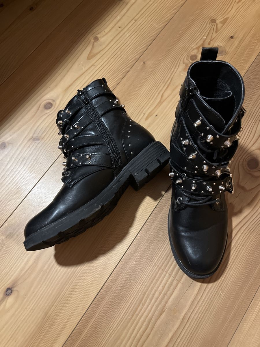 Scarpe da donna: Schwarze Nietenstiefel – Usato da Dietikon venduto da na_129 1