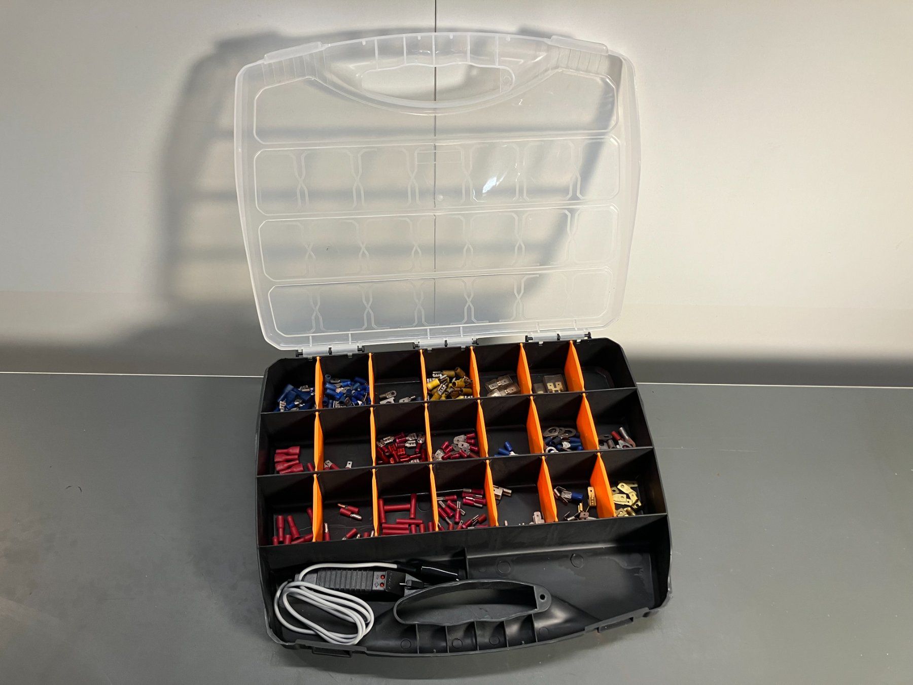 Tous les outils: Profi Sortiment Koffer mit div. Elektr. Material ab 1.- – D'occasion à Lichtensteig par Buy24International