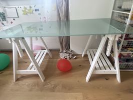 Schreibtisch mit Glasplatte auf zwei Böcken 