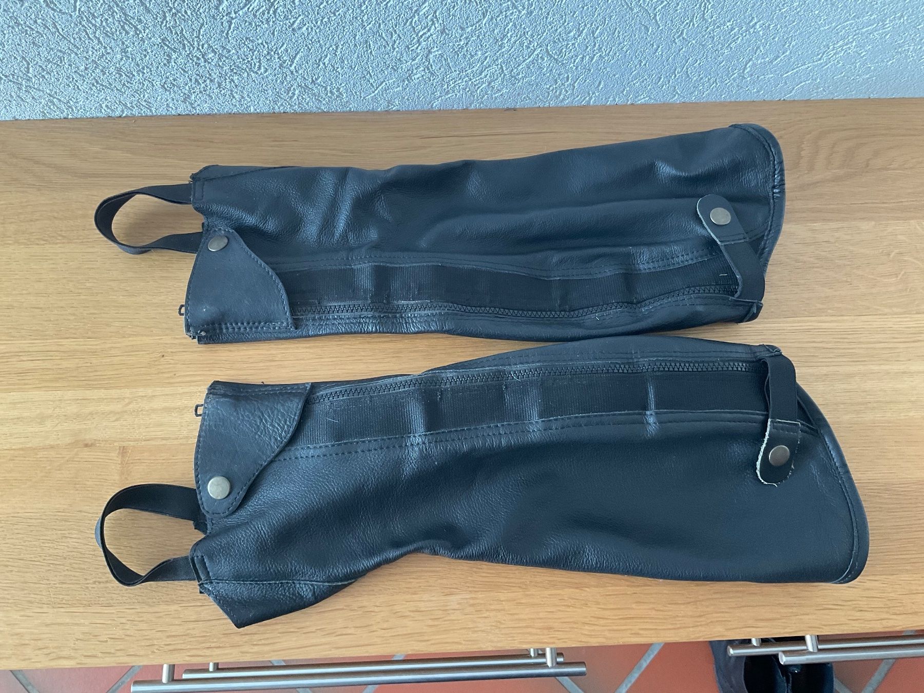 Hufschuhe: Reitchaps aus Leder, Grösse M – Gebraucht aus Frick von  1