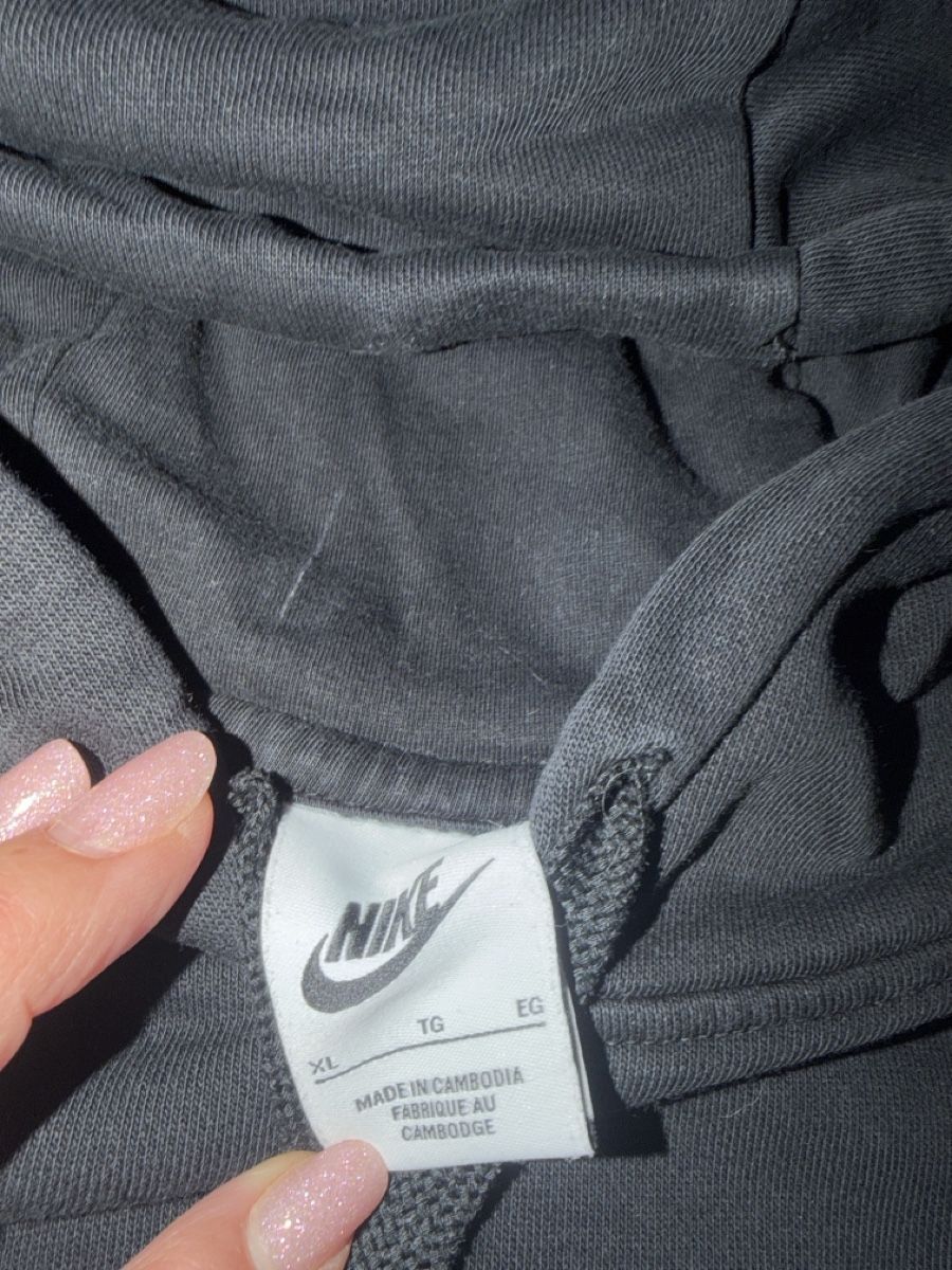 Nike Pullover & Sweatshirts: Schwarzer Nike Hoodie, top Zustand – Neu (gemäss Beschreibung) aus Gutenswil von Freetibet1 2
