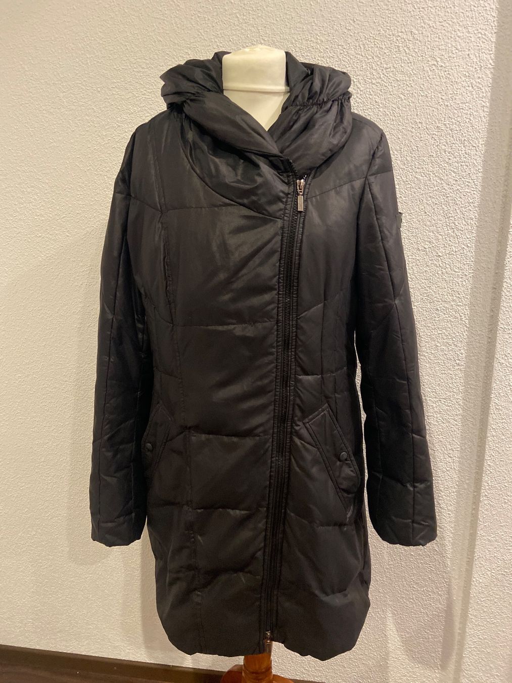 Esprit Giacche: Schwarze Esprit Winterjacke Grösse 42 – Usato da Ermatingen venduto da Speiki2