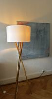 Wertige Holzstehlampe mit weissem Schirm