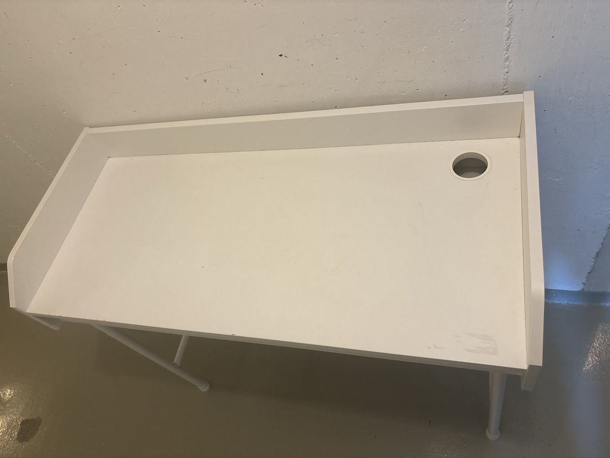 Scrivanie: White Children's Desk with Cable Hole Good Condition – Usato da steinhausen venduto da pat_nc2x