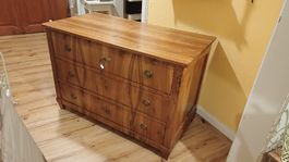 Schöne Biedermeier Kommode in Nussbaumholz