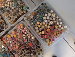 Grosse Sammlung Knöpfe sortiert in Kunststoffboxen