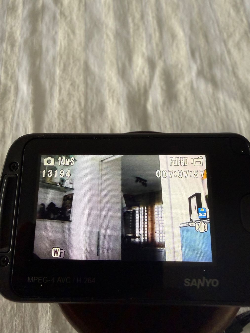 Sanyo Camcorder: Sanyo Xacti VPC-CG100 in Gelb – Gebraucht aus Neukirch / Egnach von Taucher68 4