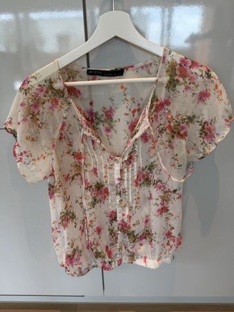 Zara Basic Bluse mit Blumenmuster, Gr. M - Sommerlich!🌸