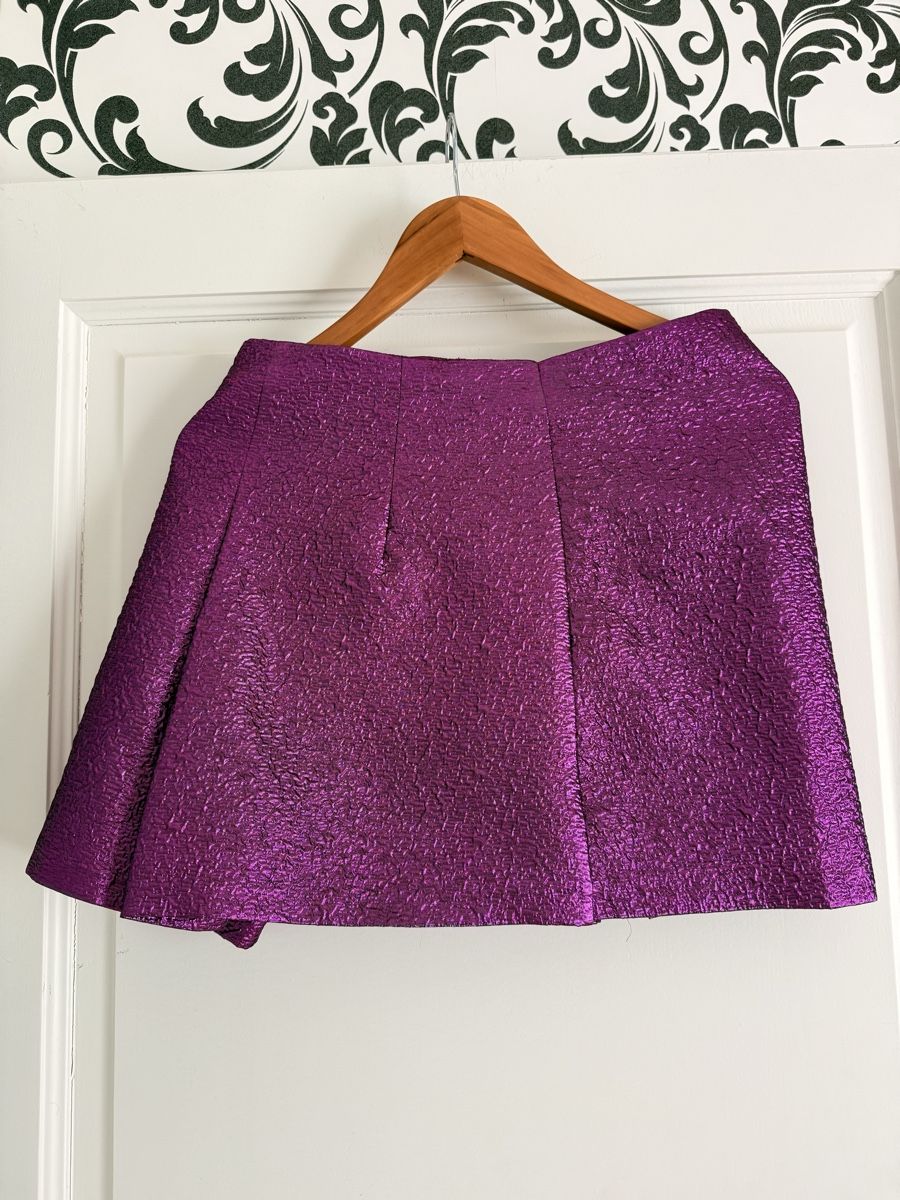 Zara Gonne: Zara Metallic Purple Mini Skirt – Nuovo (secondo la descrizione) da Corsier-sur-Vevey venduto da Kristina.Nova 3