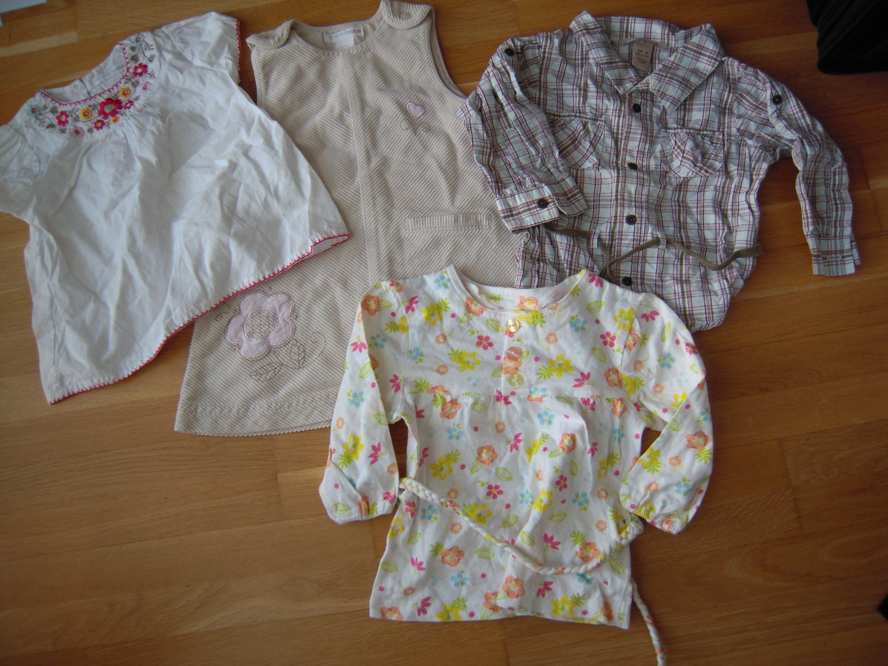Lotti & Set di vestiti: Mädchenkleider Bluse, Röckli... Gr 74 / 80 – Usato da Uzwil venduto da visions77