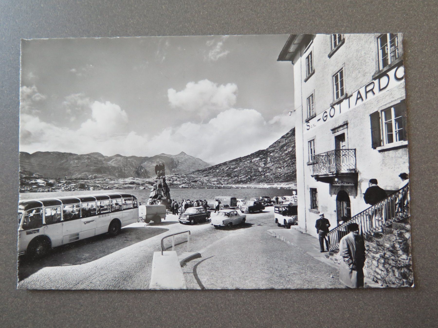Cartes postales: GOTTHARD - OSPIZIO - POSTAUTO - VIELE AUTOS – D'occasion à Wittenbach par lipasal