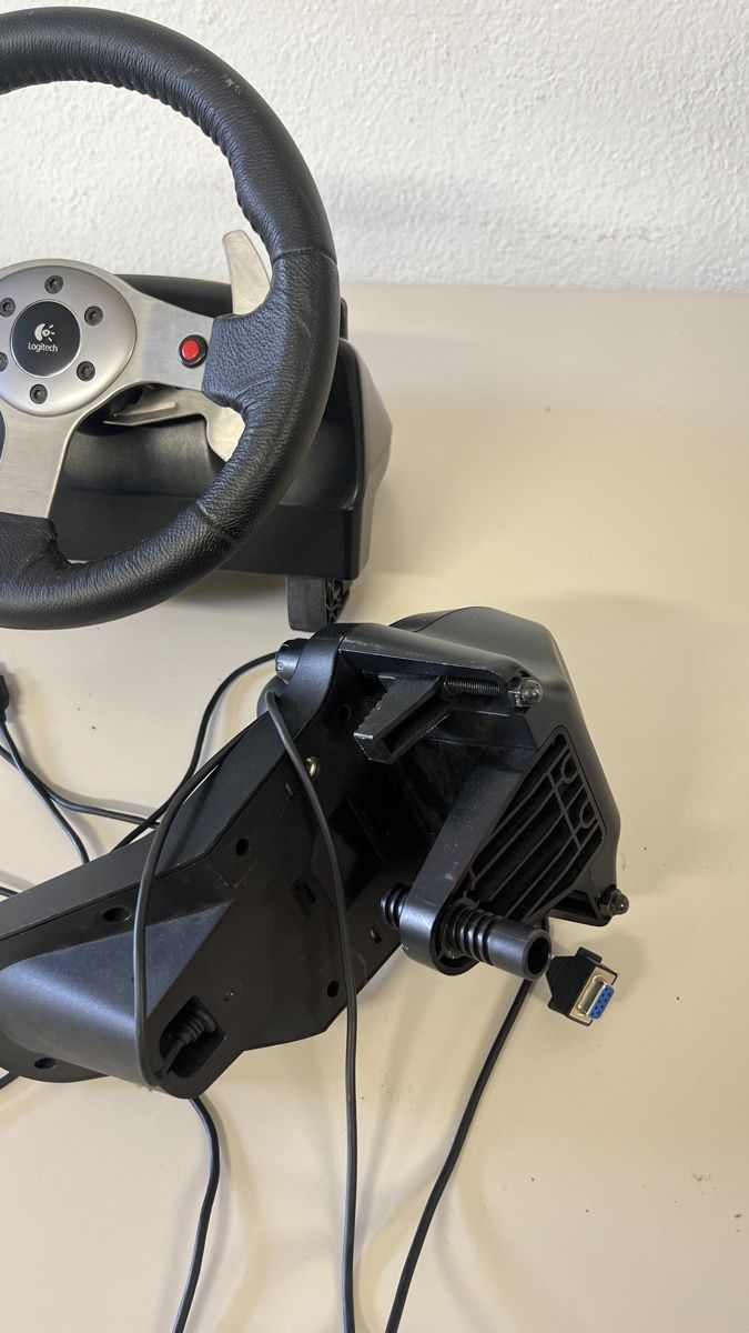 Logitech Manettes: Logitech Driving Force GT Lenkrad mit Pedalen gebraucht – D'occasion à Unterkulm par Sita013 2