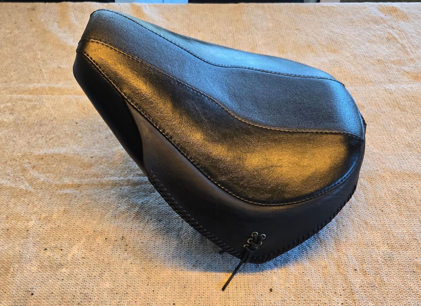 Harley-Davidson Alle Motorradersatzteile: Harley Davidson Softail / Fat Boy Leder Sitz  – Gebraucht aus Obfelden von dan_tvt5