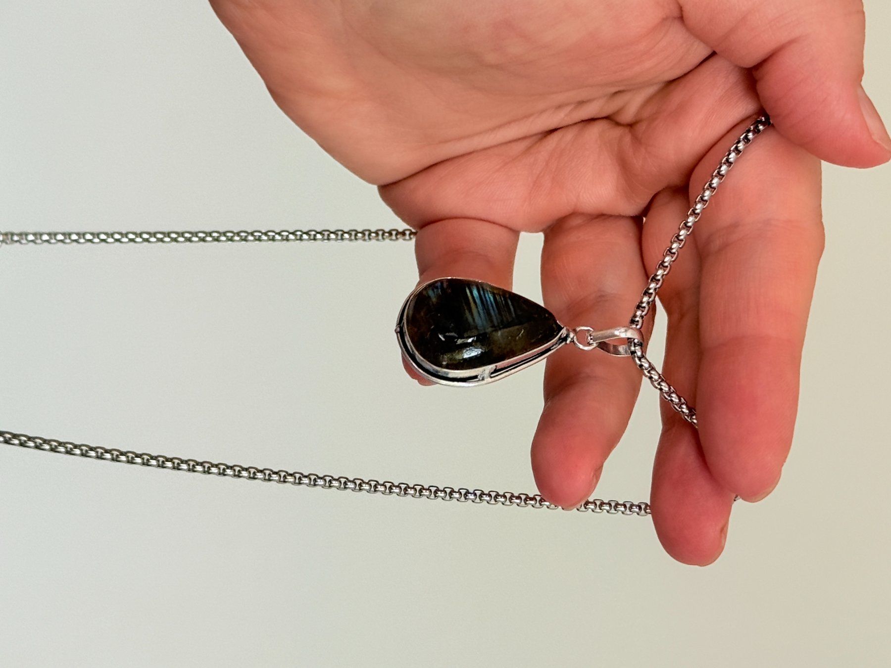 Catenine: Collier avec pendentif labradorite forme goutte – Nuovo e nell'imballaggio originale da Genève venduto da AGBERG 8