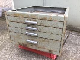 Alter zum Teil rostiger Werkbank Schubladen Korbus