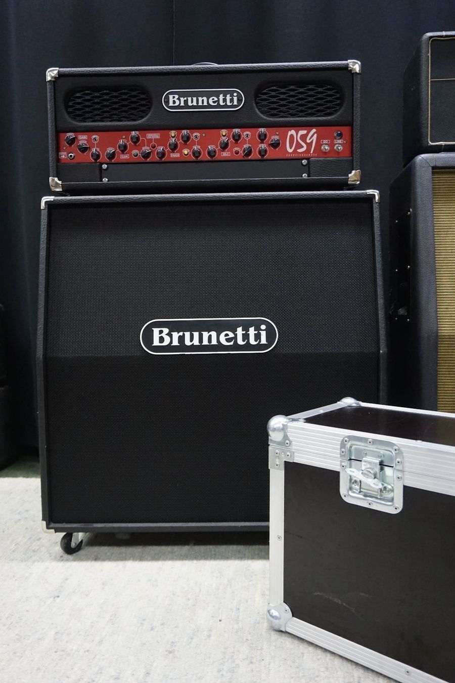 Strumenti musicali: Brunetti 059 Top 3.ch & 4x12" XL Cabinet – Usato da Ortschwaben venduto da Musictrade 1