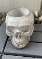 Übertopf Totenkopf Beton grau 10 cm Höhe guter Zustand