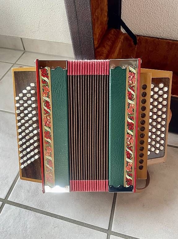 Strumenti musicali: Schweizer ÖRGELI - chromatisch wie Akordeon – Usato da Flaach venduto da Waltiba 1
