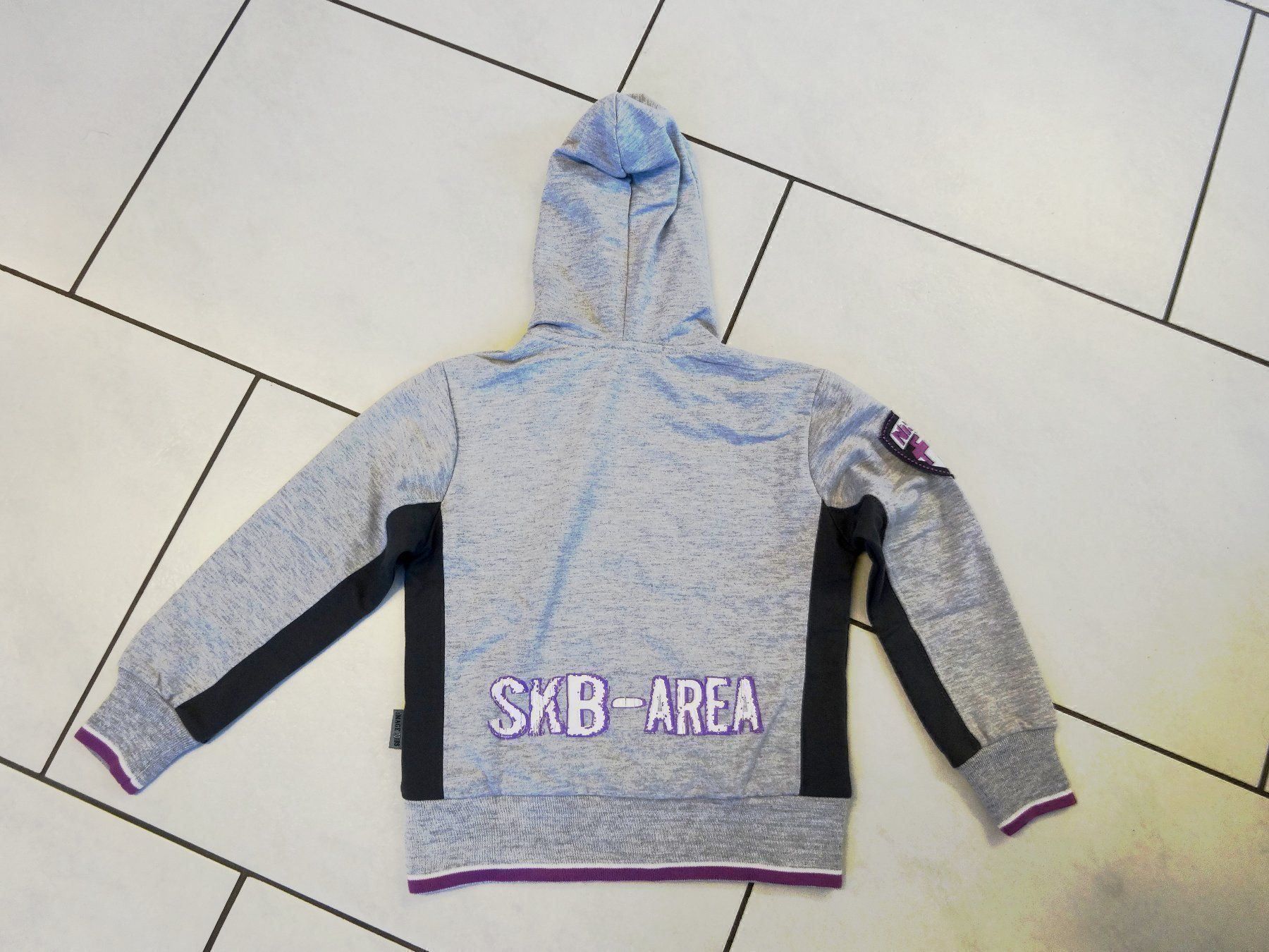 Jacken & Mäntel: Sweat Jacke grau mit Logos Grösse 98/104 – Neu und originalverpackt aus Eschenbach SG von Peachick 1