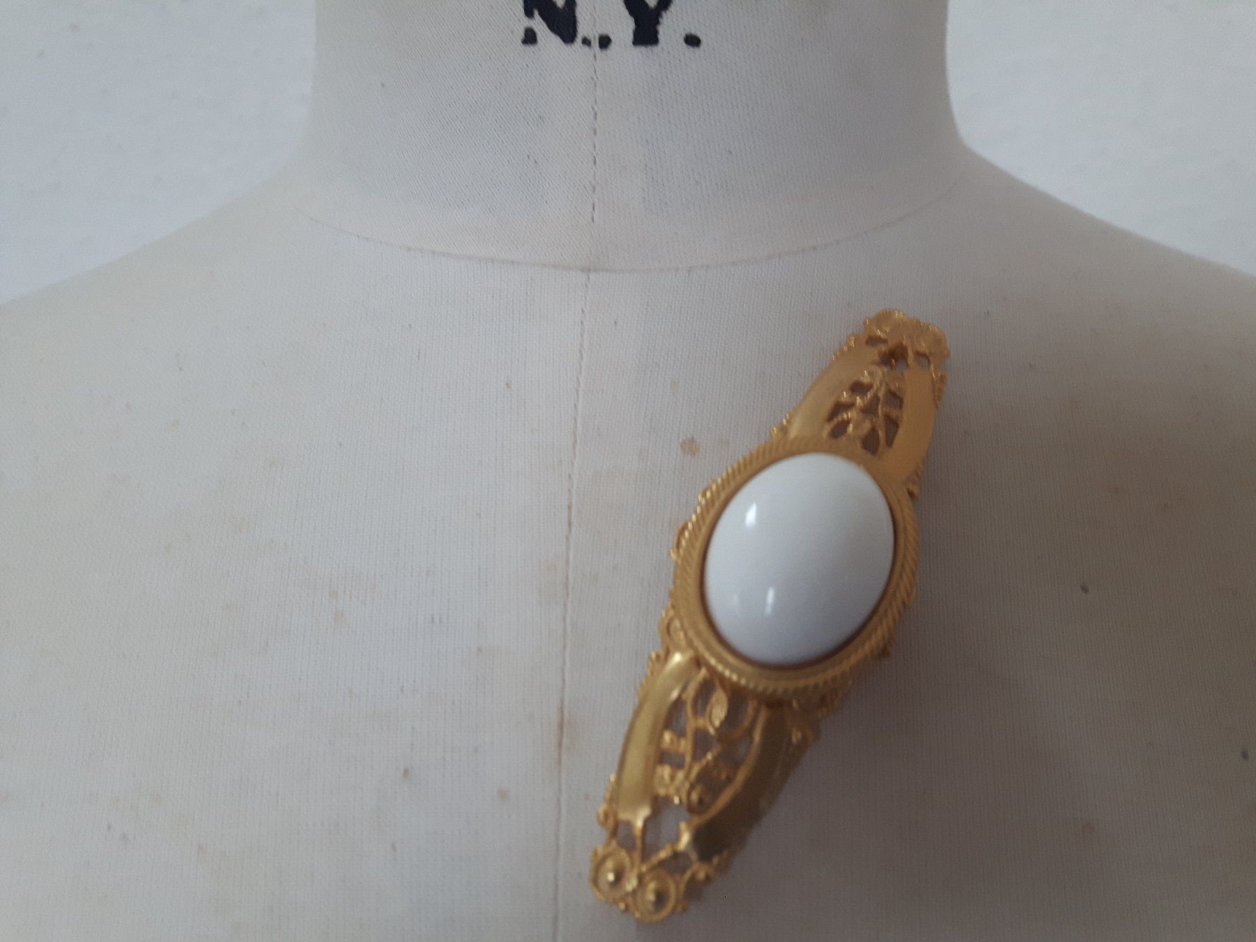 Spille & Fermagli: Goldene Brosche mit weissem Stein, elegant – Usato da Beckenried venduto da SylvkensWorld 1