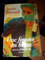 une femme en blanc