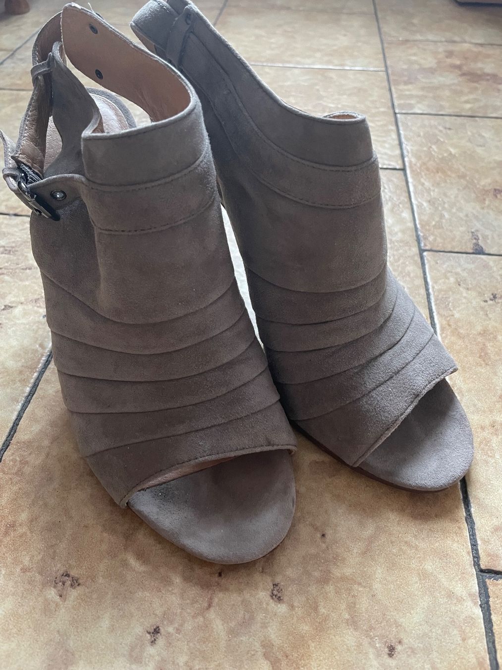 Damenschuhe: Chics chaussures à talons taille 38 gris – Neu (gemäss Beschreibung) aus Courcelon von odi_9mjv